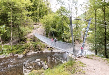 Hängebrücke über die Lieser zur Pleiner Mühle, © Eifel Tourismus GmbH, Anton Röser