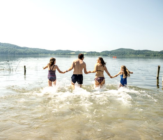 Baden im Laacher See am Campingplatz, © Eifel Tourismus GmbH, Dominik Ketz
