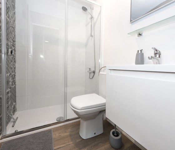 Bathroom, © Nordeifel Tourismus GmbH & Zum Goldenen Schaf 2