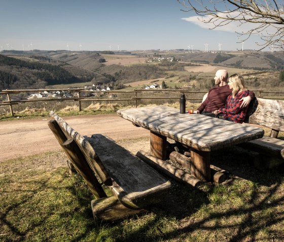 Hiking stop at the Marian column near Waxweiler, © Eifel Tourismus GmbH, D. Ketz