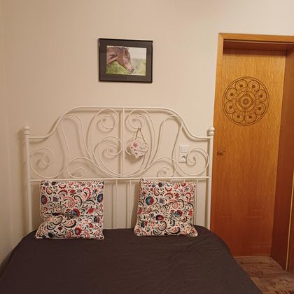 Unser Doppelzimmer ist ruhig mit Blick in den Garten gelegen.