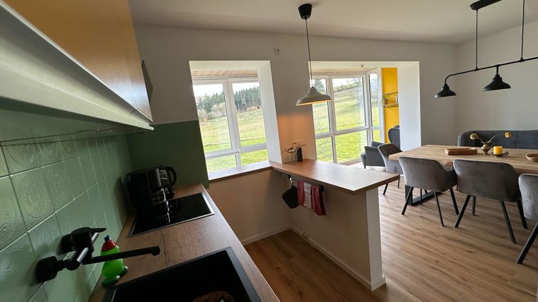 Große Wohn- Essküche mit Wintergarten und herrlichem Blick in die unbebaute Landschaft/Garten. Genießen Sie mit einer Tasse Kaffee oder Tee die Aussicht und kommen sie zur Ruhe.