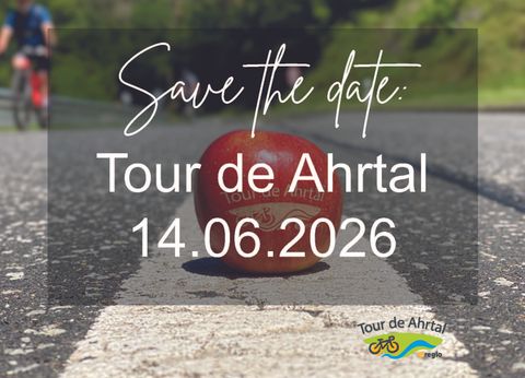 Een rode appel ligt op een straat. Op de achtergrond zijn fietsers en de verwijzing naar het evenement "Tour de Ahrtall" op 14 juni 2026 te zien.