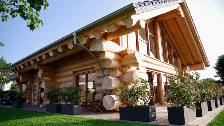 Petite terrasse au sud-ouest. Bel espace pour profiter du soleil du soir.