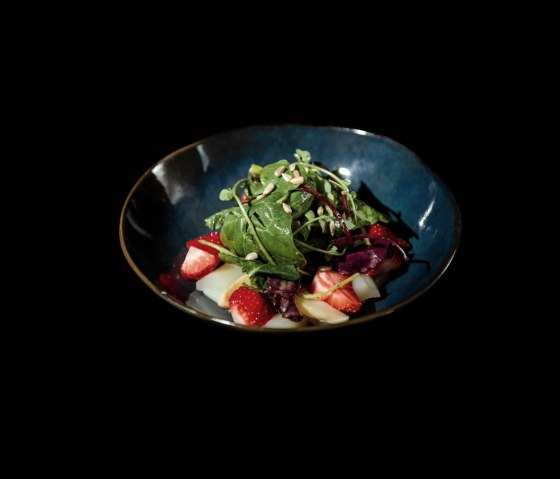 Erdbeer-Spargelsalat mit Wildkräutern, © Eifelschenke Arft/Müller