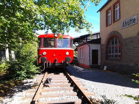 Buitenzicht op het museumgebouw. Daarvoor staat een oude, rode stoomlocomotief