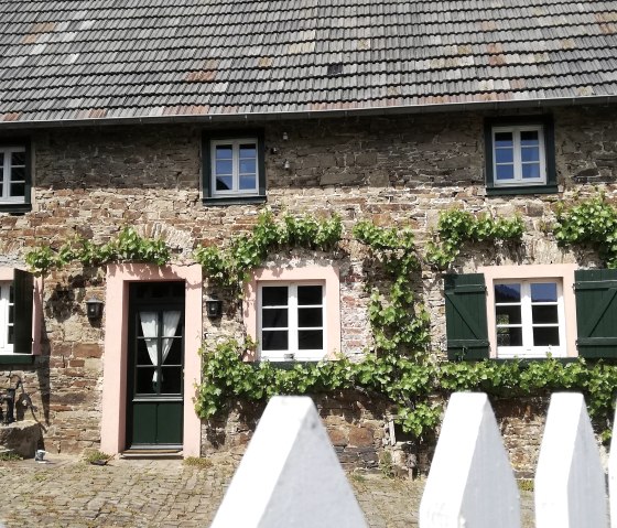 Entrance old stone house with courtyard, © Pannhausen
