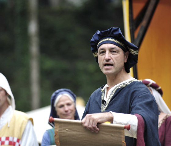 Le comte Dietrich III en déplacement à Manderscheid, © Reimund Schmitz Gästeführungen