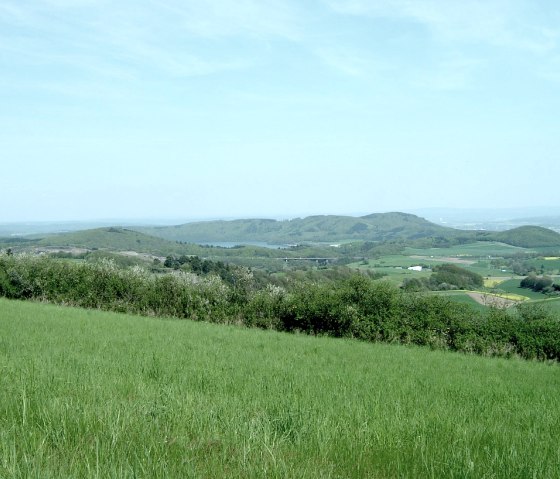 Vue en direction du lac Laacher See depuis la tour du Gänsehal, © VG Mendig/Neideck