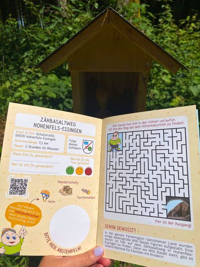 Een open wandelpas voor de Tough Basalt Trail in Hohenfels-Essingen met een labyrint en informatie over de wandeling.