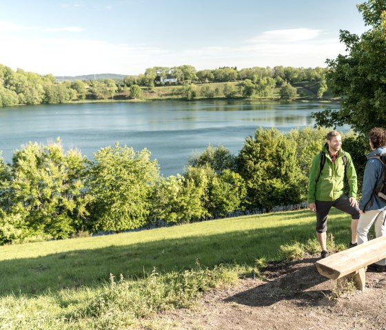 Repos pour les randonneurs au Weinfelder Maar, © Eifel Tourismus GmbH, D. Ketz