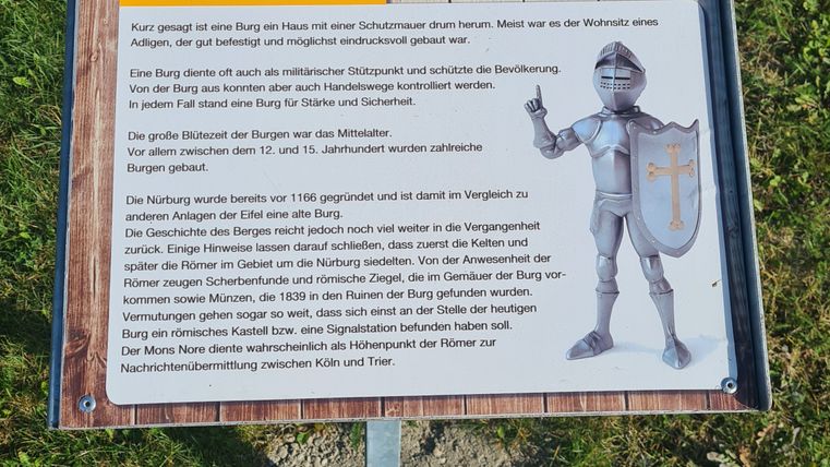 Informatiebord over de Nürburg met afbeelding van het kasteel en afbeelding van een ridder.