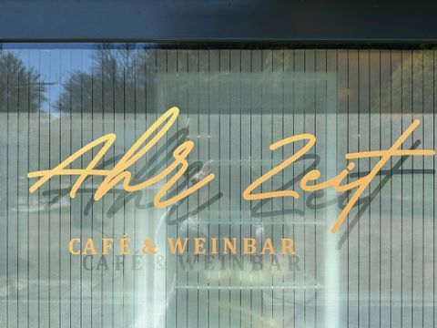 An elegant sign with the inscription "Ahr Time". It displays the name of a café and a wine bar.