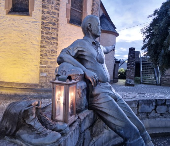 Treffpunkt am Pilgerbrunnen, © Schieferland Kaisersesch, Linda Bamberg
