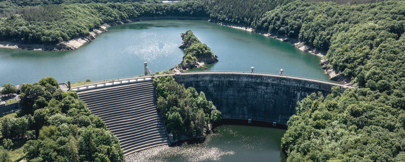 View of the Urft dam with the Urft dam wall, © Eifel Tourismus GmbH, Dennis Stratmann - finanziert durch REACT-EU