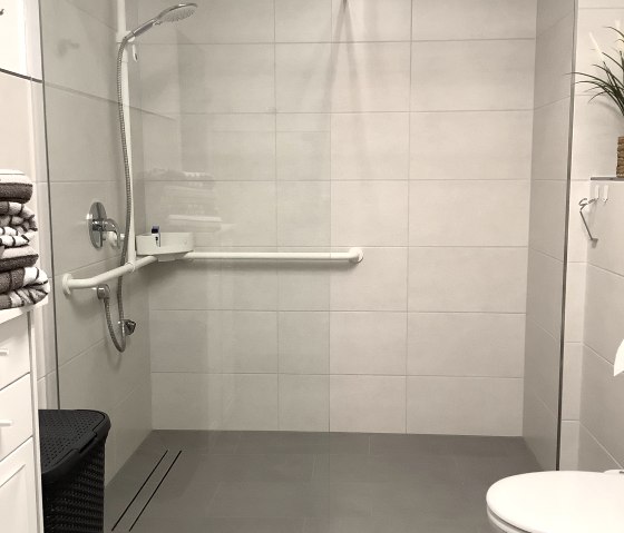 Badezimmer mit ebenerdiger Dusche
