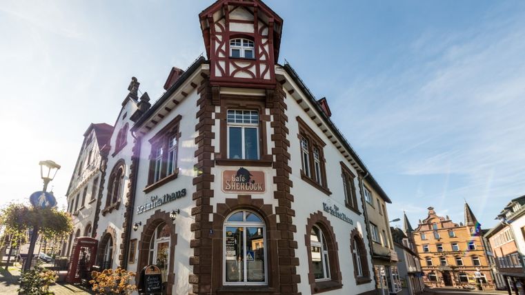 Historisch gebouw met Café Sherlock in Hillesheim.