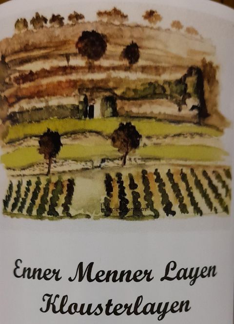 Eine malerische Landschaft mit Weinreben und sanften Hügeln. Der Name "Enner Menner Layen Klousterlayen" ist darunter geschrieben.