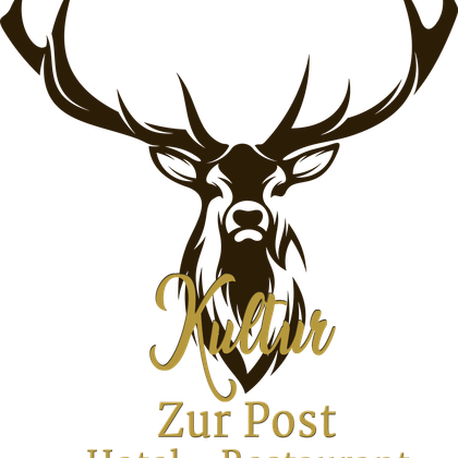 Een stijlvol logo voor een hotel en restaurant. Het toont een gestileerd hoofd van een hert en de tekst "Kultur Zur Post".