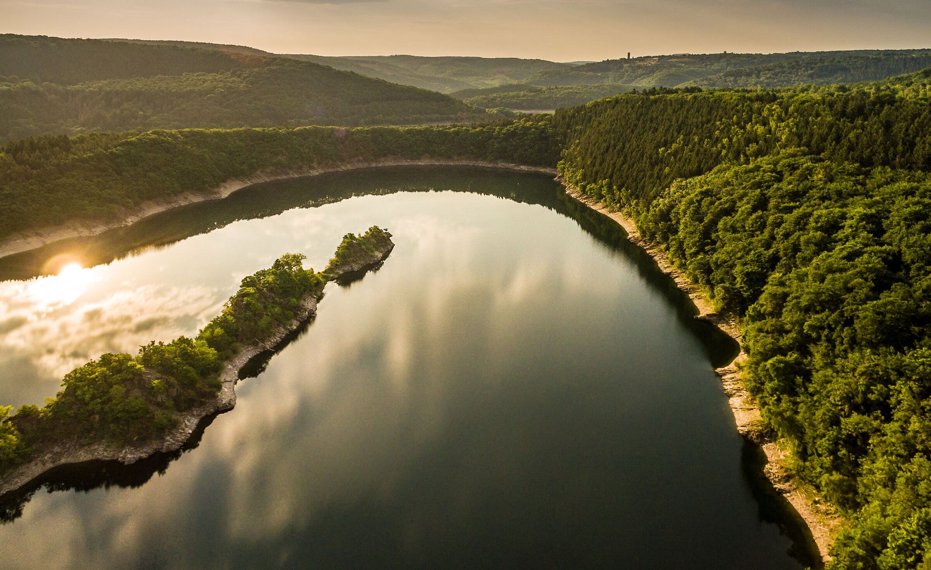 Luftaufnahme der Urftalsperre im Nationalpark Eifel im Sonnenuntergang