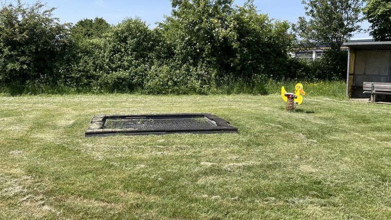 Trampolin eingelassen in der Wiese