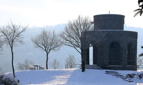Kriegerdenkmal in winterlicher Landschaft