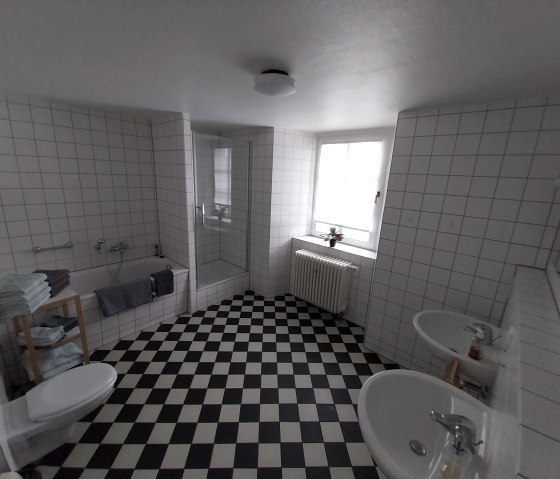 Bad mit Wanne und Dusche