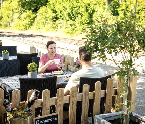 Une petite pause dans le Biergarten de la gare d'Engeln., © Eifel Tourismus GmbH/Dominik Ketz