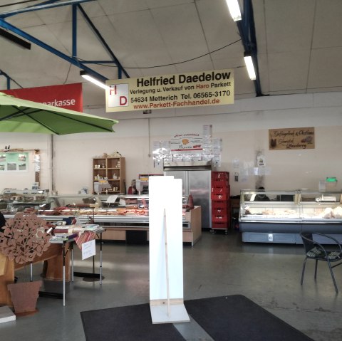 Markstände in der Bitburger Bauernmarkthalle, © Tourist-Information Bitburger Land