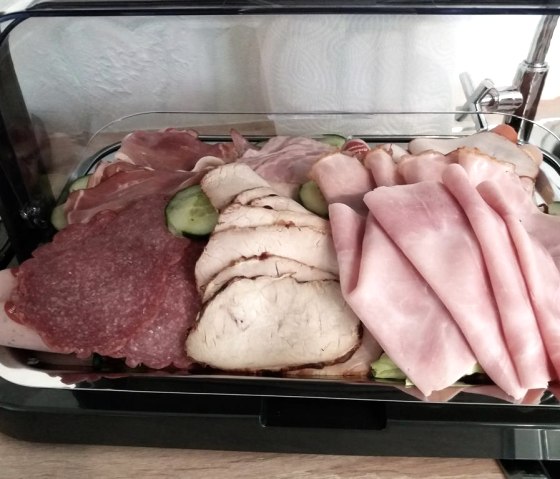 Gekoelde vitrine met ham, salami, gebraden vleesschotel