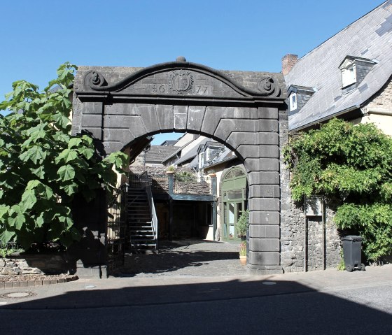 La porte du château de Nickenich en été, © VG Pellenz/Manea