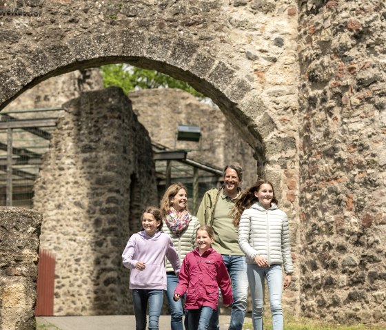 Familie in der Kasselburg, Pelm, © Eifel Tourismus GmbH, Dominik Ketz