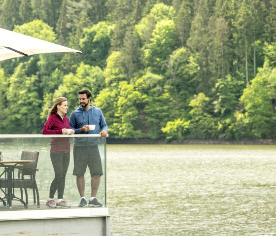 Short break in the café at Bitburger Stausee, © Eifel Tourismus, D. Ketz
