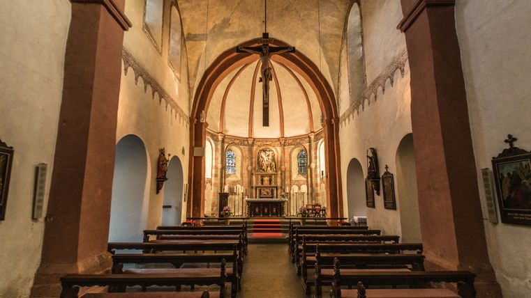 Innenraum der Klosterkirche Niederehe mit mehreren Sitzbänken und Blick zum Altar.