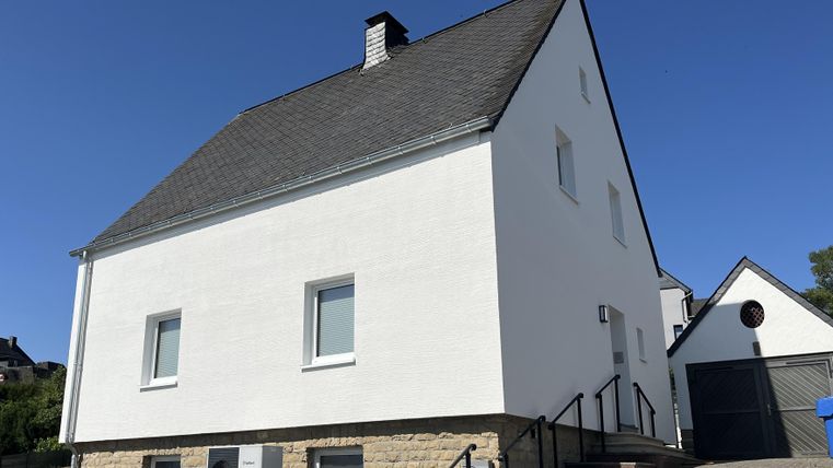Frontansicht des Ferienhauses mit gemauertem Treppenaufgang zum Eingang.