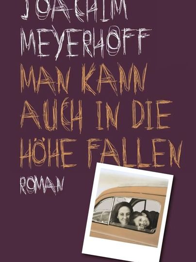 L'image montre une couverture de livre avec le titre "On peut aussi tomber en hauteur" de Joachim Meyerhoff. Au premier plan, il y a une photo de deux personnes entourées d'un fond violet.