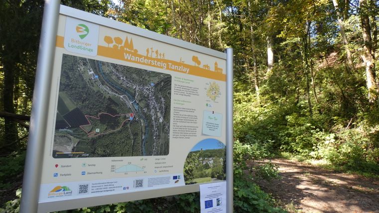 Startbord van de Tanzlay-wandelroute in het Bitburger Land, omgeven door bos.
