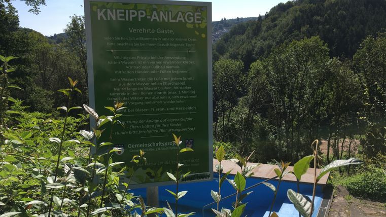 Kneippvoorziening met informatiebord en peuterbad op het platteland.
