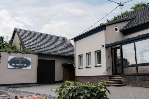 Bâtiment réaménagé avec jardin d'hiver, terrasse et abri à vélos protégé. Fin des travaux : été 2025