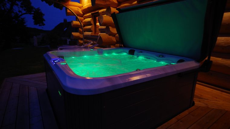 Un jacuzzi privé invite à la détente après une journée de vacances bien remplie.