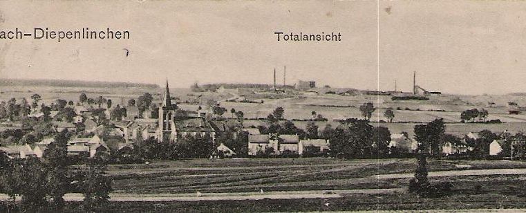 Un paysage historique avec une vue sur le village de Mausbach-Diophenlinchen. En arrière-plan, des installations industrielles sont visibles.