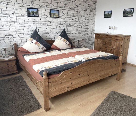 großes Schlafzimmer (evtl. mit Kinderbett)