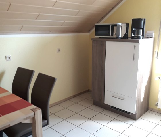 Küche mit Mirkowelle und Kaffeemaschine