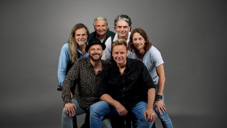 Die 6 köpfige Band Bläck Föös