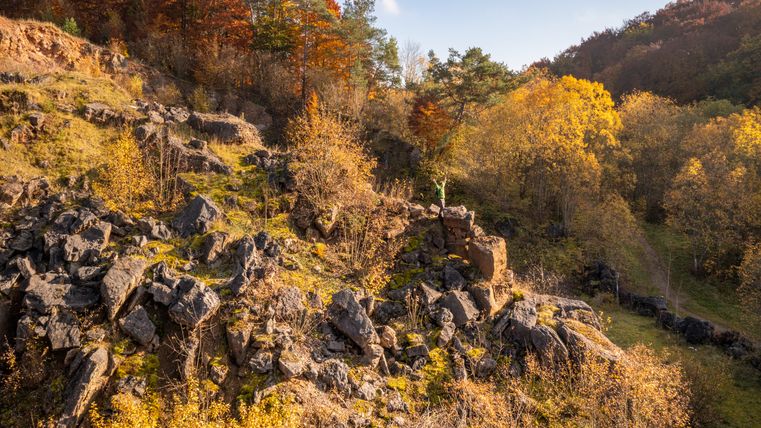 Herfstlandschap met rotsen en bomen in een steengroeve bij Niederehe op de Eifelsteig.