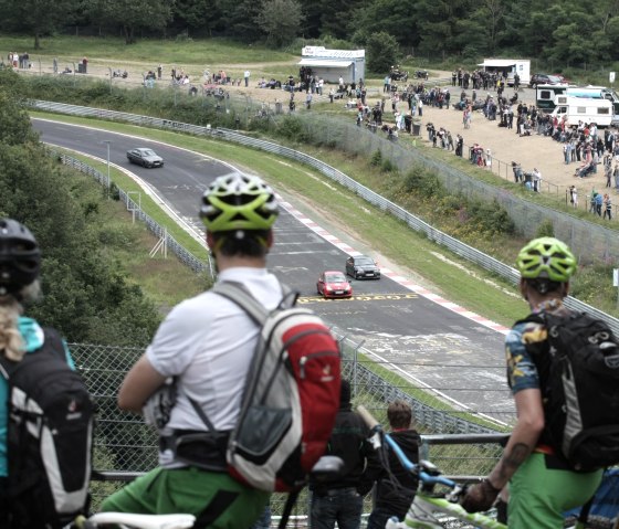 La randonnée à vélo sur l'itinéraire Vulkan-Rad-Route Eifel passe par le Nürburgring, © TI Hocheifel-Nürburgring/R. Schanze