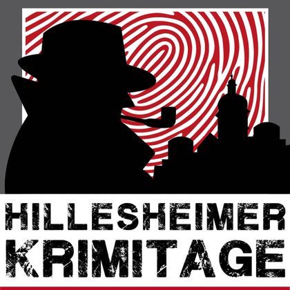 Ceci est un logo pour « Hillesheimer Krimitage », un festival de crime à Hillesheim, en Allemagne. Le design présente la silhouette d'un détective avec une pipe, sur fond d'une empreinte digitale et de la silhouette d'une église en ville.