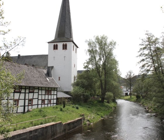 Kirche in Olef am Wanderweg Rur-Olef-Route, © Eifel Tourismus GmbH