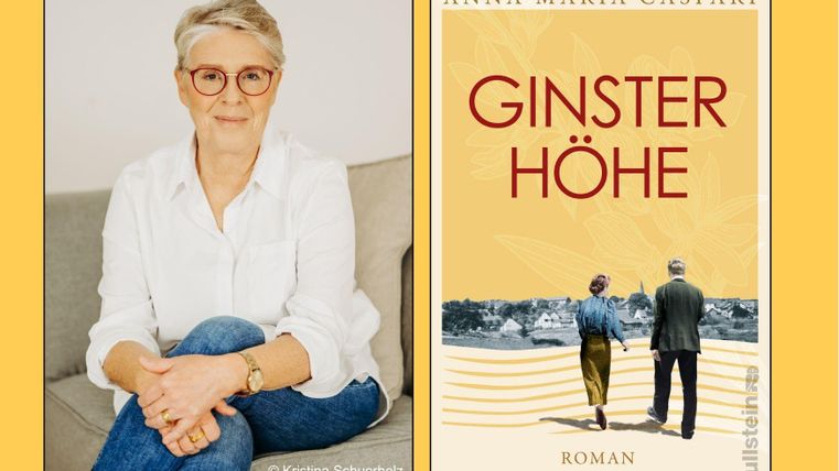 Eine Frau mit Brille sitzt lächelnd und trägt ein helles Oberteil. Neben ihr befindet sich das Buchcover "Ginsterhöhe" von Anna-Maria Caspari.