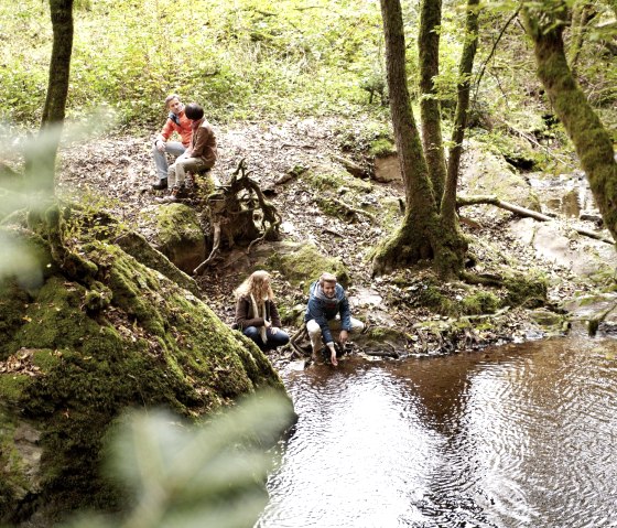 Wandelaars op de Kleine Kyll, © GesundLand Vulkaneifel, Marco Rothbrust